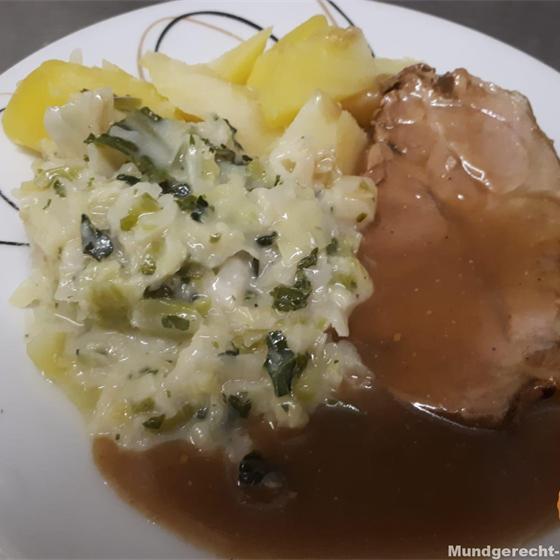 Mittagsgericht mit Kartoffeln, Braten und Soße
