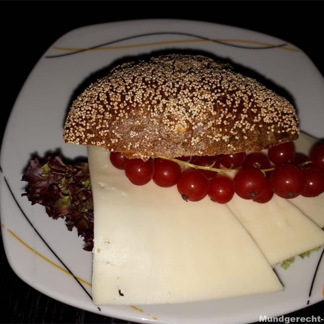 Frisch belegtes Brötchen aus dem Imbiss